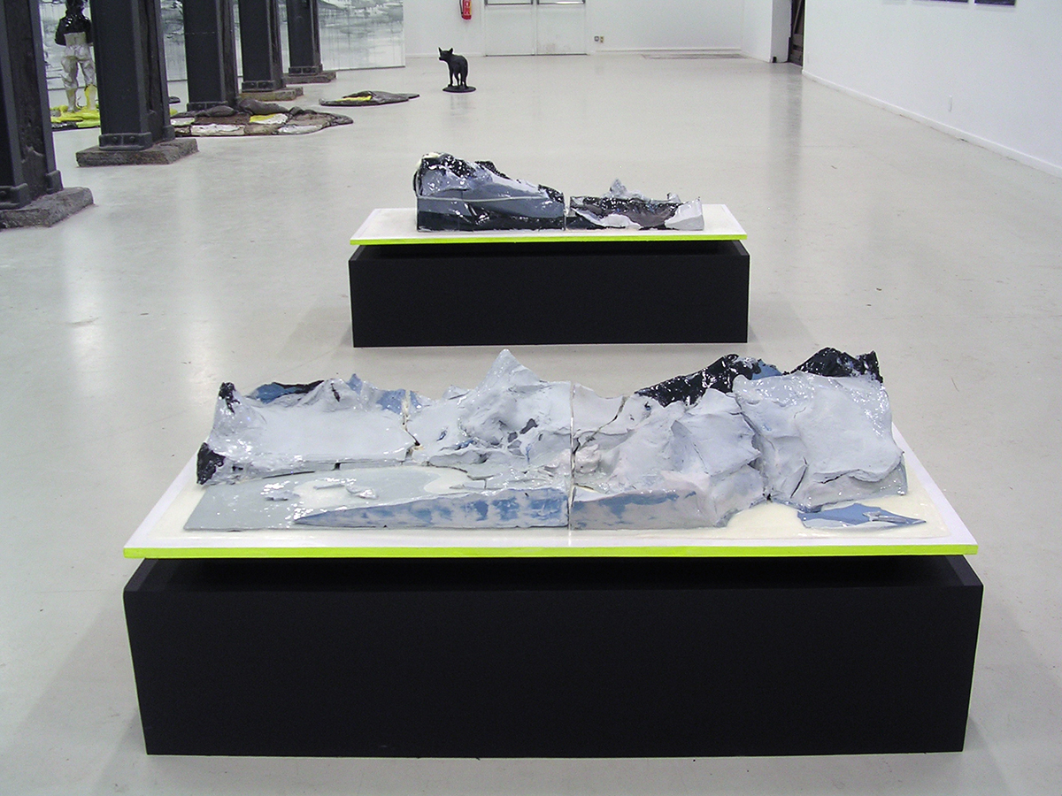 "Arctic landscape", porcelein, PU, verf, hout, 41x73x155cm