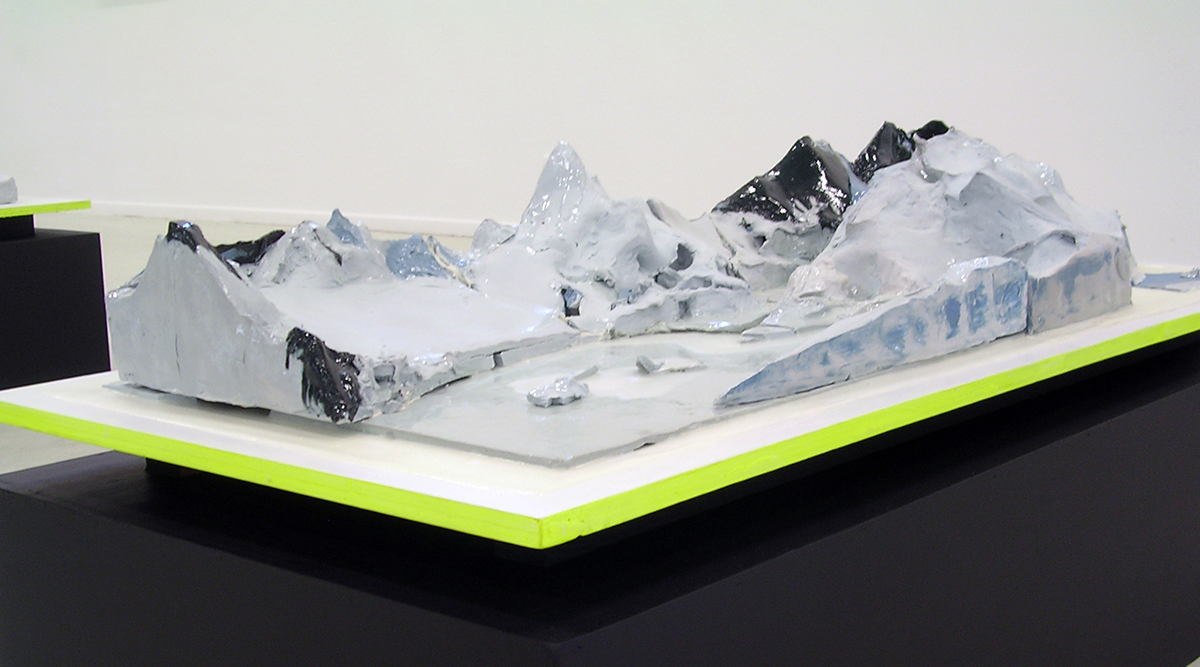 "Arctic landscape", porcelein, PU, verf, hout, 41x73x155cm